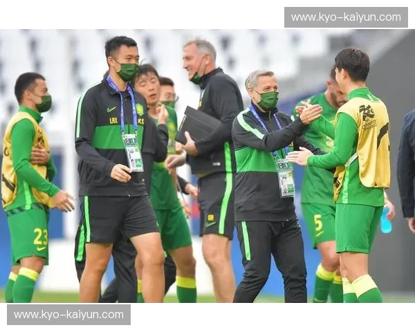 巅峰对决,荣耀之战:重温恒大vs国安经典录播,点燃足球激情!